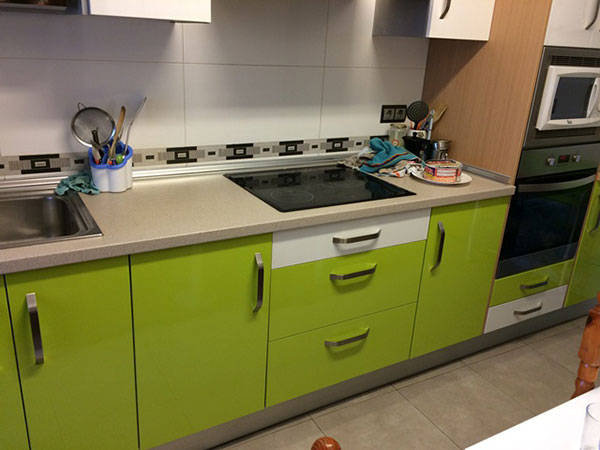 376205-carpinteria-jg-cocina-con-mueble-verde (1)